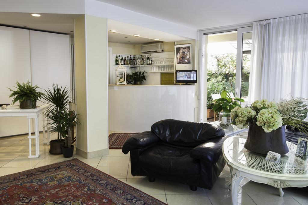 Residence Fellini Rimini Bagian luar foto