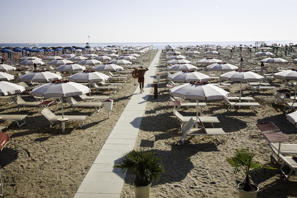 Residence Fellini Rimini Bagian luar foto