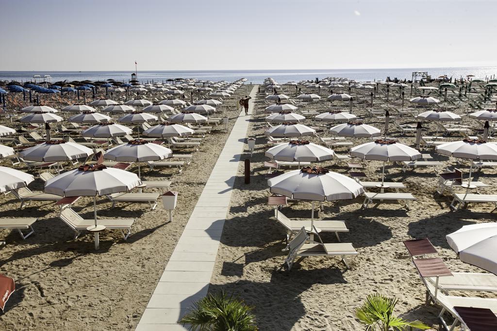 Residence Fellini Rimini Bagian luar foto