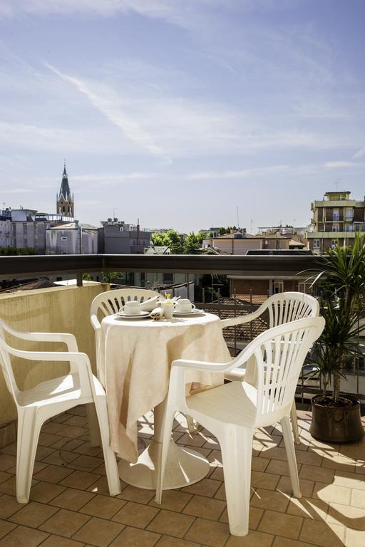 Residence Fellini Rimini Bagian luar foto