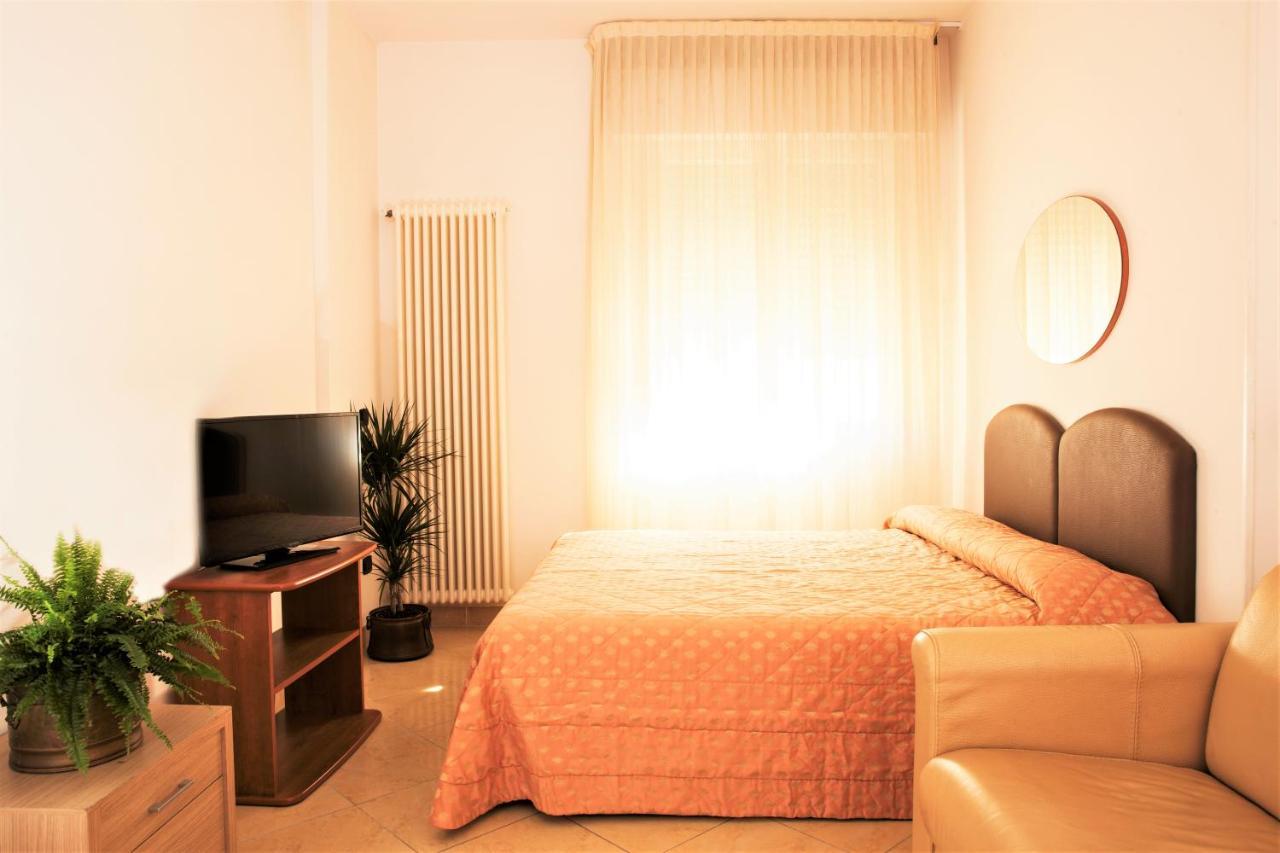 Residence Fellini Rimini Bagian luar foto