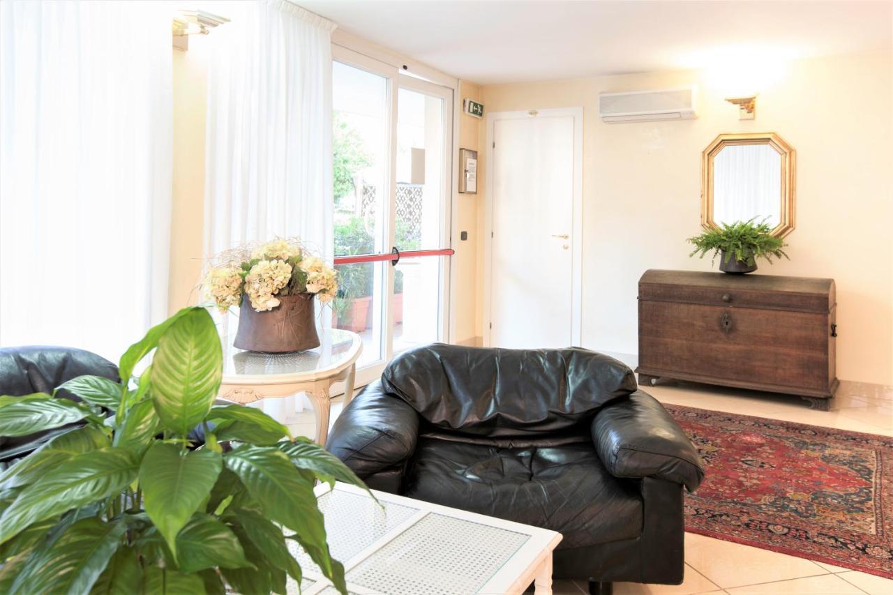 Residence Fellini Rimini Bagian luar foto