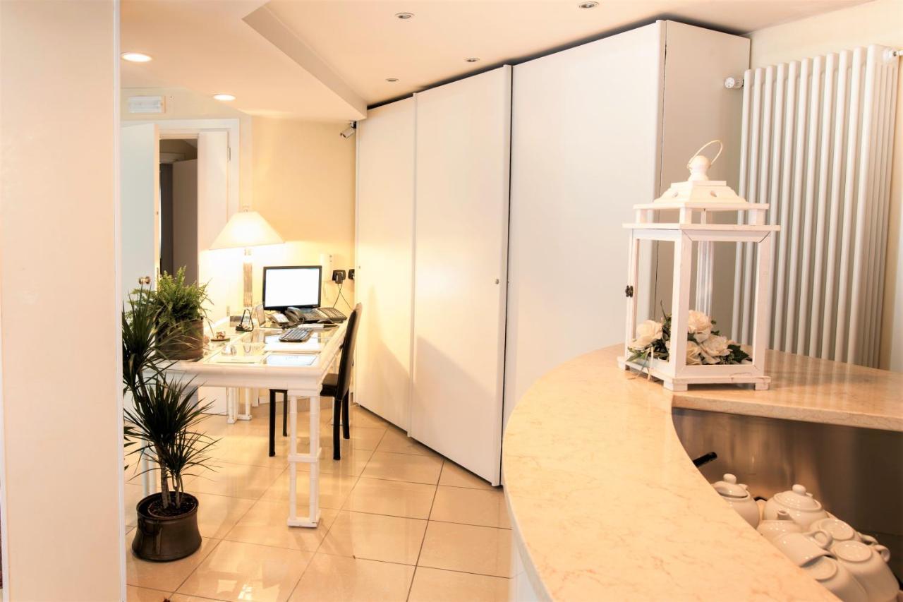 Residence Fellini Rimini Bagian luar foto