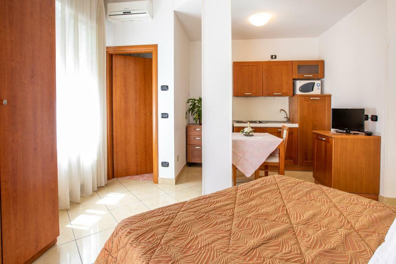 Residence Fellini Rimini Bagian luar foto